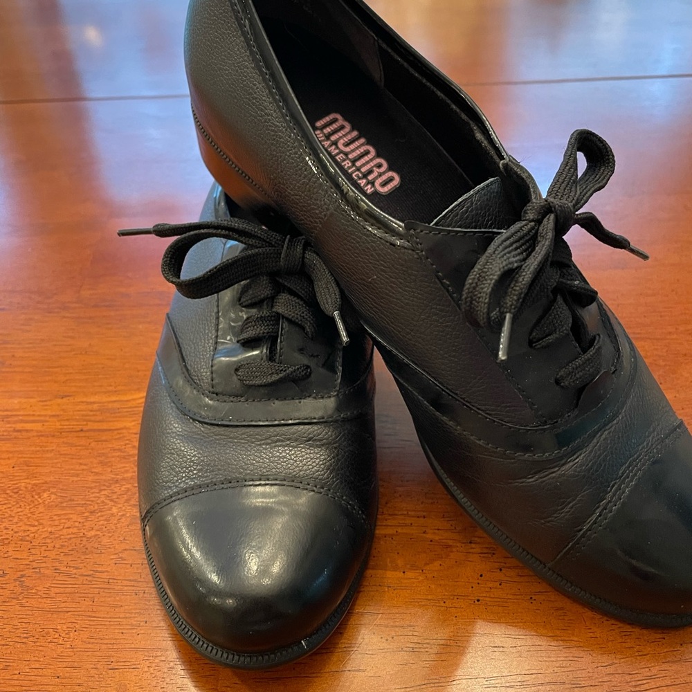 SALE!!  MUNRO BLACK LACEUP FLATS